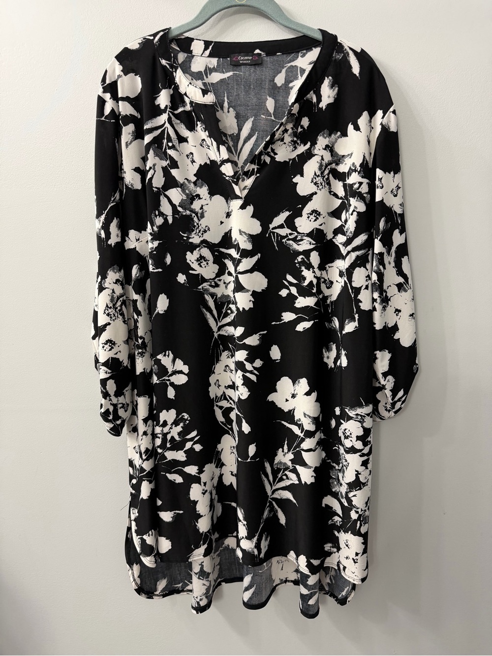 Cocomo Black and White Floral VNeck 3/4 Length Sleeve Blouse 3X